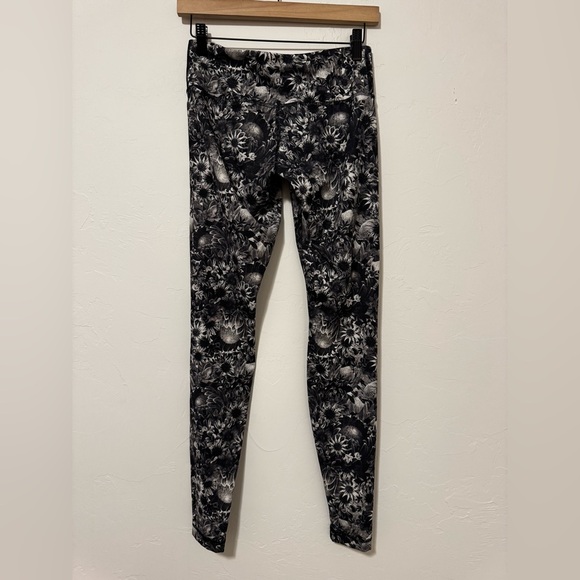 Lululemon Full Length Leggings Size 6 Floral pattern Grey and Black tights - Picture 2 of 6